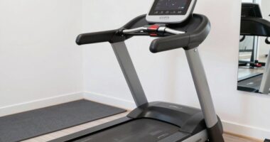 Laufband mit Sicherheits-Handläufen