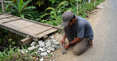 Philippines quake survivors seek help as damaged roads stall aid